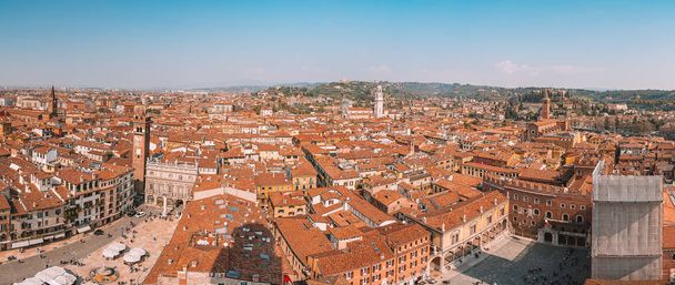 Verona, Itálie. 10. dubna 2018. Letecký pohled na staré město Verona s úžasnou úzkými uličkami, oranžové střechy domů a lidé v centru města. - Fotografie, Obrázek