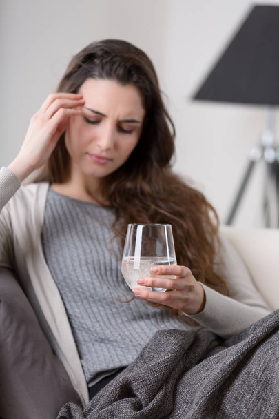 Головний біль жінка приймає таблетку зі склянкою води
 - Фото, зображення
