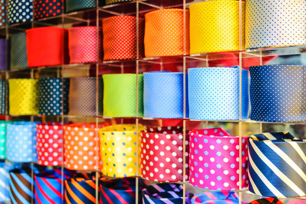 Collection de cravates colorées pour hommes dans la boutique pour hommes. Gros plan
. - Photo, image