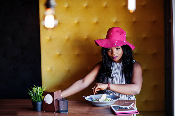 African american business woman sitting in cafe and eating salad - Φωτογραφία, εικόνα
