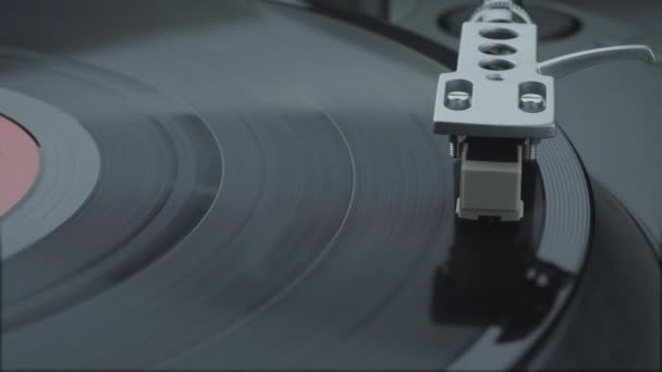 Zeitraffer eines Plattenspielers mit schwarzer Schallplatte - Filmmaterial, Video
