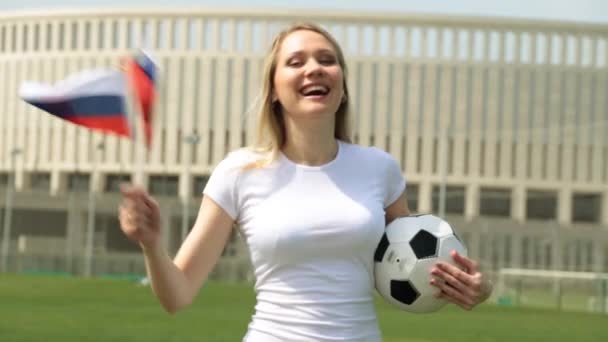 ロシアの国旗とサッカーのファンです。ロシア国旗とボールの女性. - 映像、動画