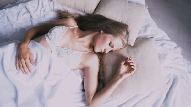 beautiful girl asleep in the bedroom sees the nightmares - Video, Çekim