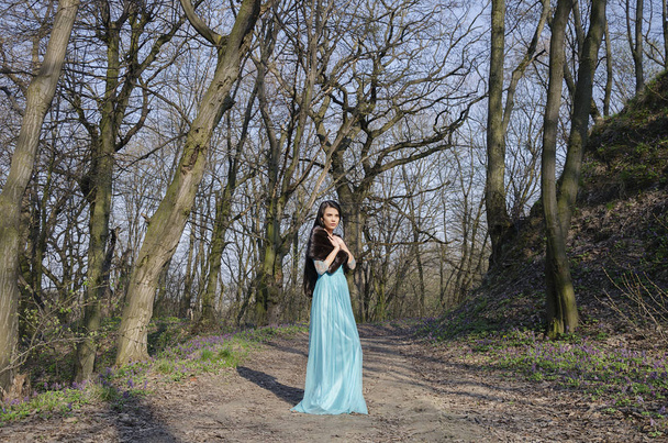 Mädchen im Wald in einem schönen Kleid - Foto, Bild