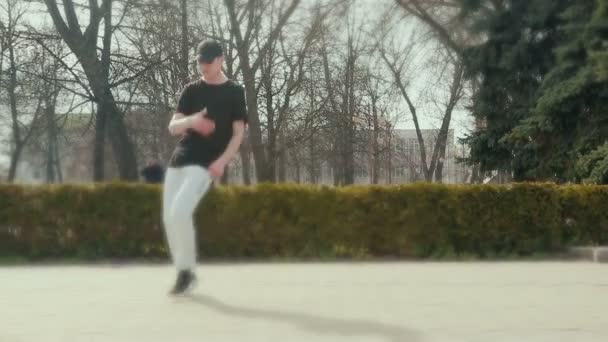 Μοντέρνα νεαρός άνδρας κάνει break dance στο δρόμο - Πλάνα, βίντεο