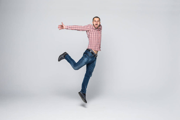 Красивый молодой человек, прыгающий на белом фоне
 - Фото, изображение