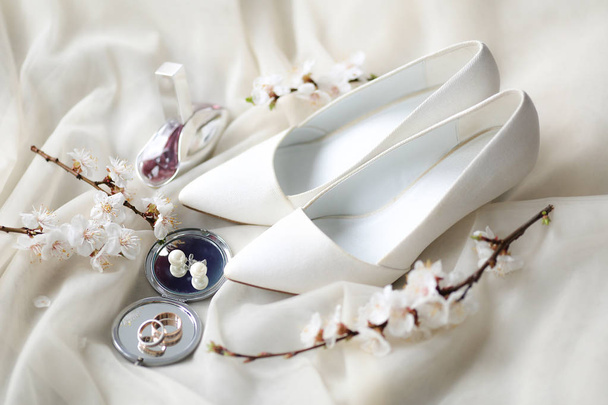 Alyans ve ayakkabılar gelin düğün sabahı - Fotoğraf, Görsel