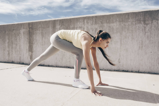 an active young girl doing sports, prepared to run a long distance - Fotografie, Obrázek