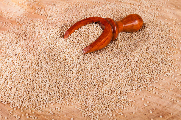 Sementes de quinoa branca, um superalimento com muitos benefícios para a saúde - Chenopodium quinoa
 - Foto, Imagem
