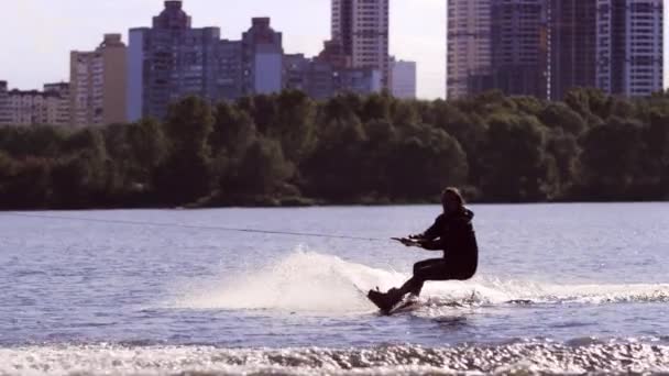 Probuzení board rider skákání na vlnách řeky. Extrémní životní styl - Záběry, video