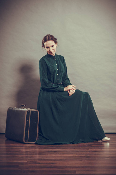Woman retro style with old suitcase - Фото, зображення