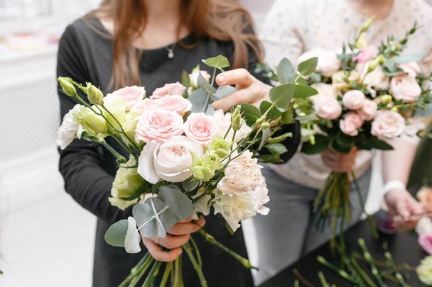 Master class on making bouquets. Spring bouquet. Learning flower arranging, making beautiful bouquets with your own hands - Foto, Bild