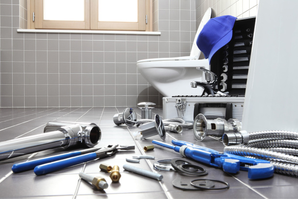 Klempner Werkzeuge und Geräte in einem Badezimmer, Sanitär Reparatur servi - Foto, Bild