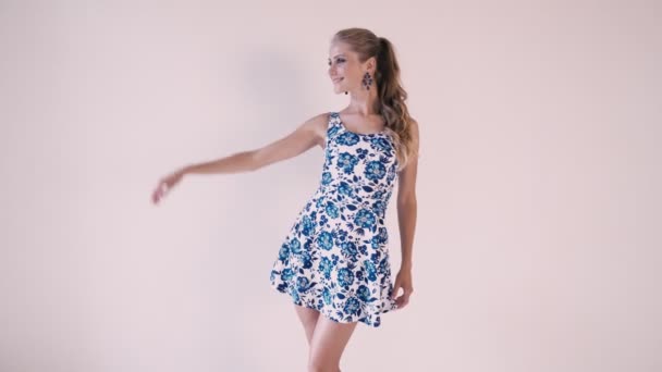beautiful girl in summer dress shows the direction of the hand - Imágenes, Vídeo