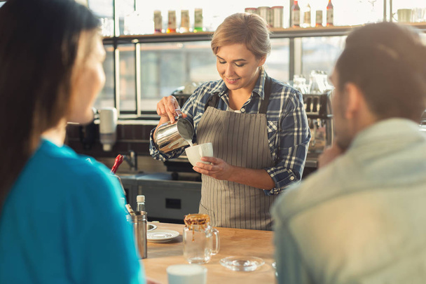 Barista sonriente experimentado haciendo café a los clientes
 - Foto, Imagen
