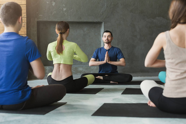 Gruppe mit Yogalehrer im Fitnessclub - Foto, Bild