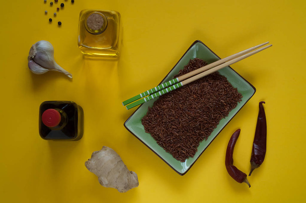 Ingredienti alimentari asiatici, spezie e salse su sfondo giallo, spazio per copiare
 - Foto, immagini