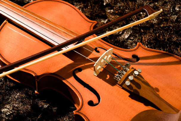 Κλασικό βιολί και τόξο σε σκούρο φόντο - Φωτογραφία, εικόνα