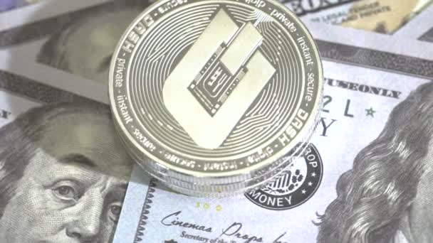 Dash monedas criptomoneda girando en una pila de dinero en efectivo
 - Metraje, vídeo