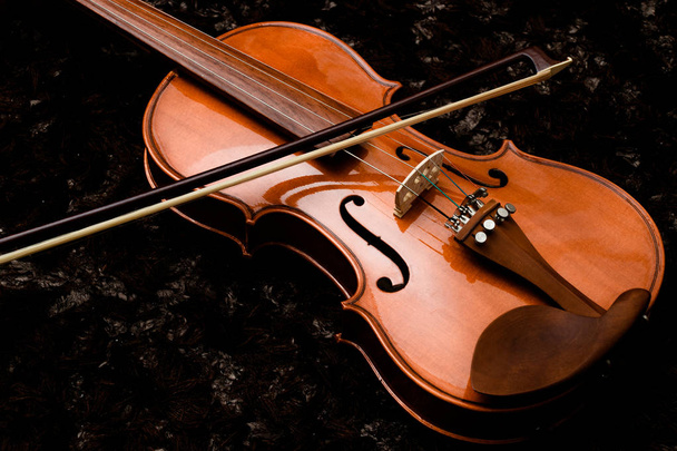 Классическая скрипка и лук на темном фоне
 - Фото, изображение