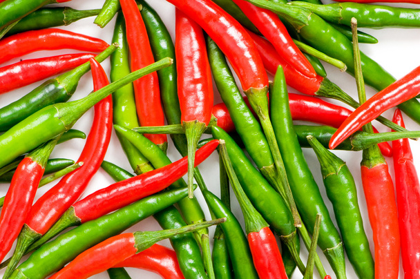 červené a zelené chilli papričky - Fotografie, Obrázek