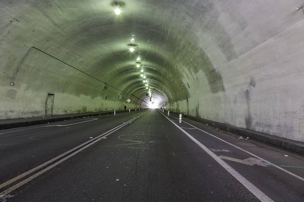 Una vista desde el interior del túnel
 - Foto, imagen