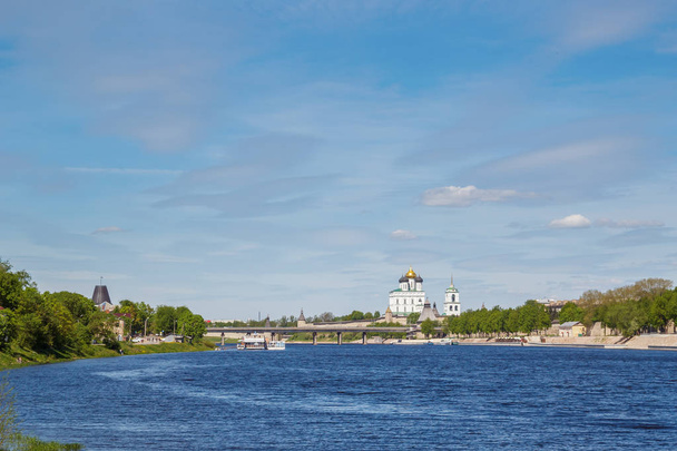 The Great River, Trinity Cathedral and the Bridge in Pskov - Foto, imagen
