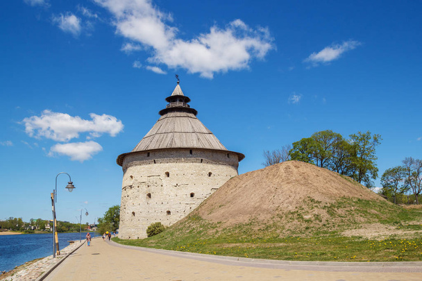 Torony, a Pskov-erőd, a folyó partján - Fotó, kép