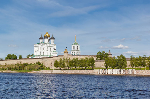Καθεδρικός Ναός Αγίας Τριάδος στην όχθη του ποταμού μεγάλη σε Pskov - Φωτογραφία, εικόνα