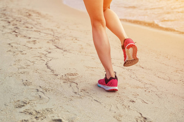 Mujer corredora corriendo en la playa al amanecer
 - Foto, imagen