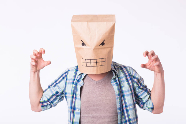 Deprimido homem com raiva com imagem emocional rosto na caixa sobre a cabeça
 - Foto, Imagem