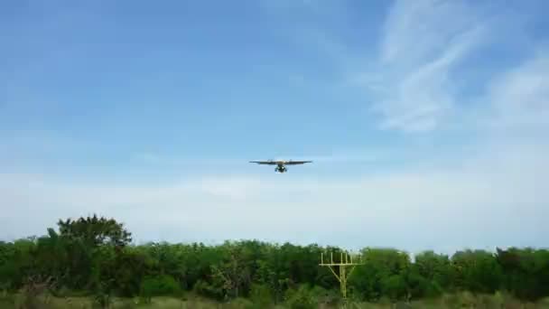 Turboprop airplane on landing approach across a cloudy sky - Záběry, video
