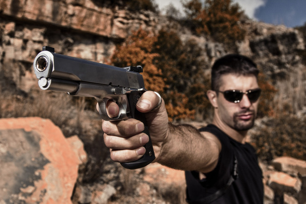 egy pisztolyt mutatott fenyegető ember - Fotó, kép