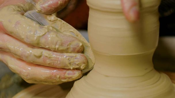 Taza de alfarero profesional con herramienta especial en taller de cerámica - Foto, Imagen