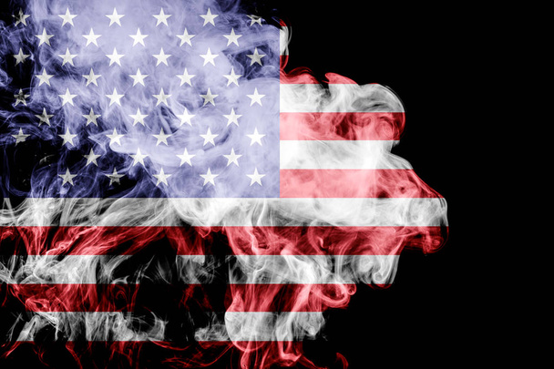 Flaga narodowa Usa od grubości kolorowy dym na czarnym tle na białym tle - Zdjęcie, obraz