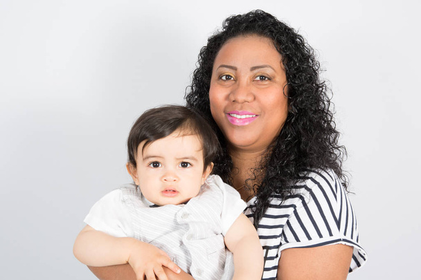 portrait souriant mère célibataire avec bébé enfant race mixte avec mère américaine
 - Photo, image