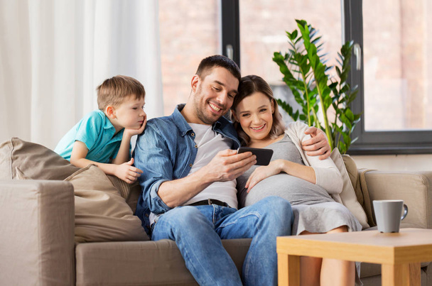 happy family with smartphone at home - Foto, Imagem