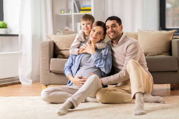 happy family with pregnant mother at home - Fotoğraf, Görsel
