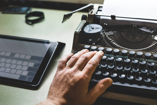 Man Hand On Old Typewriter And Digital Tablet. Journalism Report - Foto, Imagem