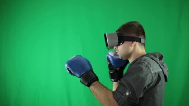 Чоловік в VR окулярах і боксерських рукавичках
. - Кадри, відео