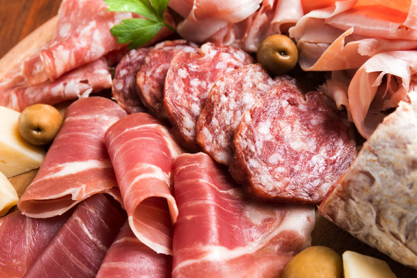 Φέτες σαλάμι χοιρινό κρέας και ζαμπόν, ιταλική κουζίνα - Φωτογραφία, εικόνα