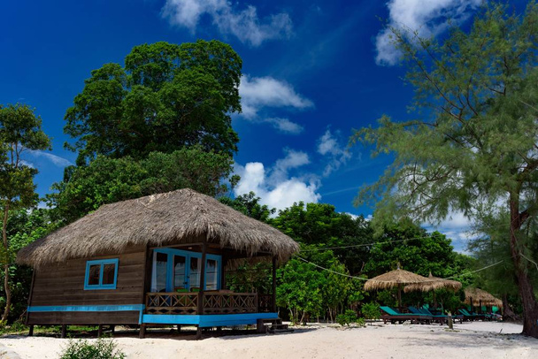 Πανέμορφη τροπική παραλία του Koh Rong Samloem νησί με κομψά bungalows. Κοχ Ρονγκ Samloem. Καμπότζη, Ασία.  - Φωτογραφία, εικόνα