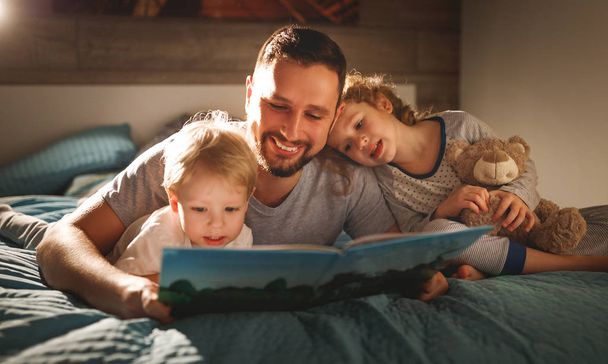 οικογένεια βράδυ ανάγνωση. ο πατέρας διαβάζει τα παιδιά. βιβλίο πριν goin - Φωτογραφία, εικόνα