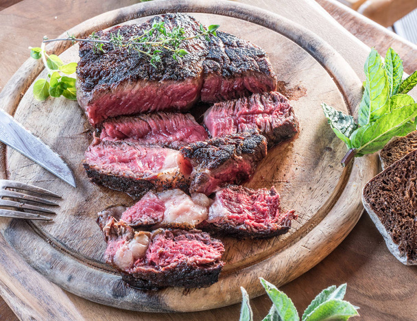 Közepes ritka Ribeye steak, vagy marha steak. - Fotó, kép