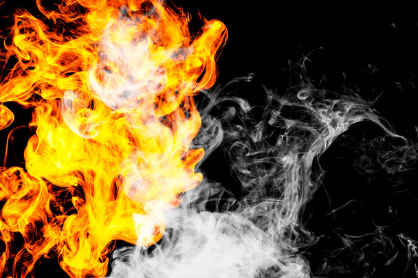 Вогняне полум'я тло. Густий вогненний дим на чорному ізольованому тлі. Тло димового вейпу
 - Фото, зображення