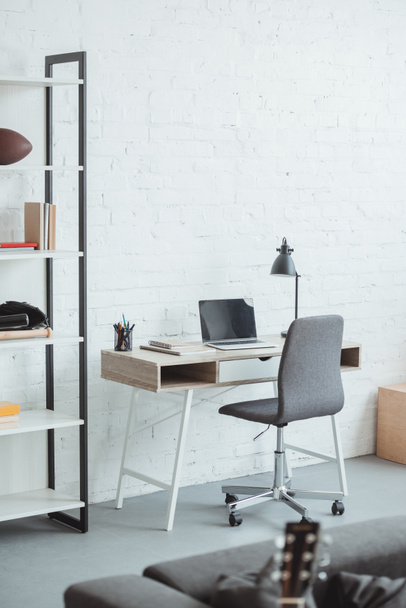 sisätilojen moderni olohuone kannettavalla työpöydällä
  - Valokuva, kuva