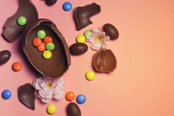 Chocolate Easter Egg Background - Фото, изображение