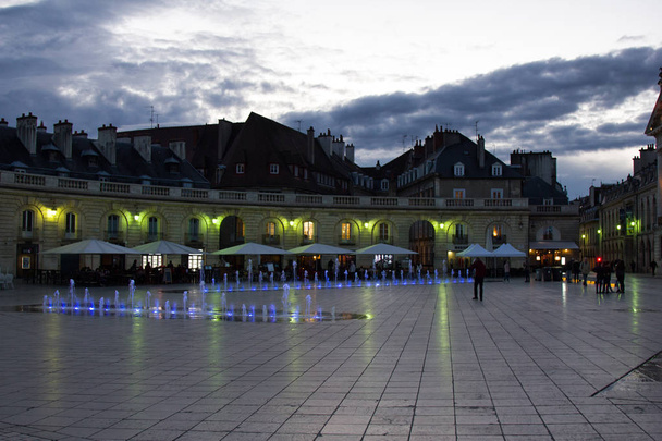 Dijon, France - September 15, 2017: Liberation Square and the Palace of Dukes of Burgundy (Palais des ducs de Bourgogne). Night lighting of buildings and fountains - Foto, Imagen