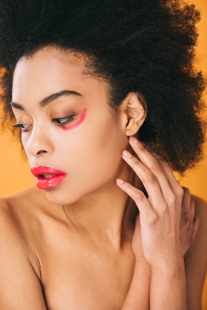 seductora joven con maquillaje rojo creativo aislado en amarillo
 - Foto, Imagen