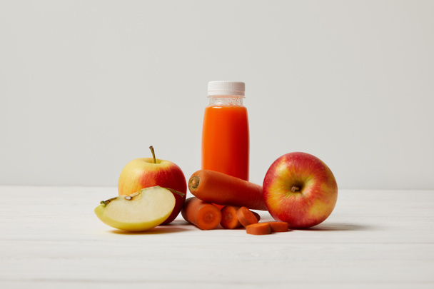 Detox smoothie almát és sárgarépát, a fehér fa felülettel    - Fotó, kép